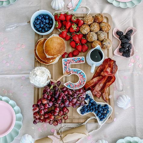 Birthday Party Breakfast Food, 3rd Birthday Breakfast Ideas, Morning Birthday Party Ideas, Two Year Old Birthday Food, 3rd Birthday Morning Surprise, Kid Brunch Birthday Party, Kids Birthday Brunch Party, 1st Birthday Breakfast Ideas, Kid Birthday Traditions