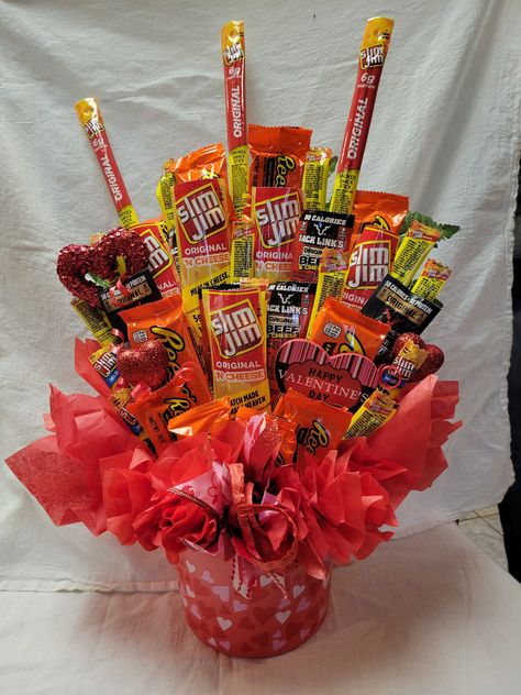 Slim Jim Bouquet, Boyfriend Basket Ideas For Him, Chip Bouquet, Boyfriend Birthday Basket Ideas, Meat Bouquet, Bf Birthday Gifts, Candy Flower Bouquet, Beef Jerky Bouquet, Bday Basket