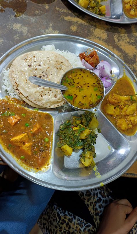 Vegetarian Fast Food, Thali Ideas, Lunch Thali, Indian Fast Food, Delicious Food Image, Indian Thali, Tasty Recipes Videos, Vegetarian Snacks Recipes, Healthy Homemade Recipes