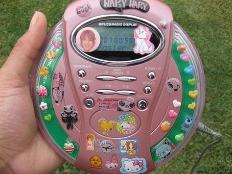 Nothing screams rewind like an embelished portable CD player 90s Kids, Cd Walkman, Pink Cd, 2000s Girl, Portable Cd Player, Retro Gadgets, 2000s Aesthetic, 90s 2000s, 90s Aesthetic