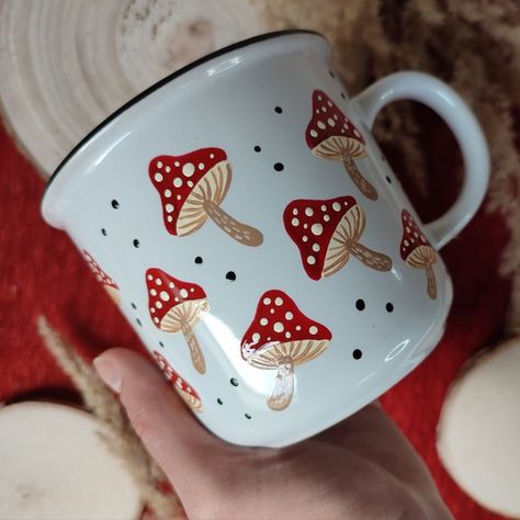 Toadstool Pottery Painting, Mug Painting Ideas Mushroom, Autumn Mugs Coffee Cups, Mushroom Pottery Mug, Painting Cups Ideas Easy, Mushroom Painted Mug, Diy Cups Design, Mushroom Mug Painting, Mushroom Ceramic Painting