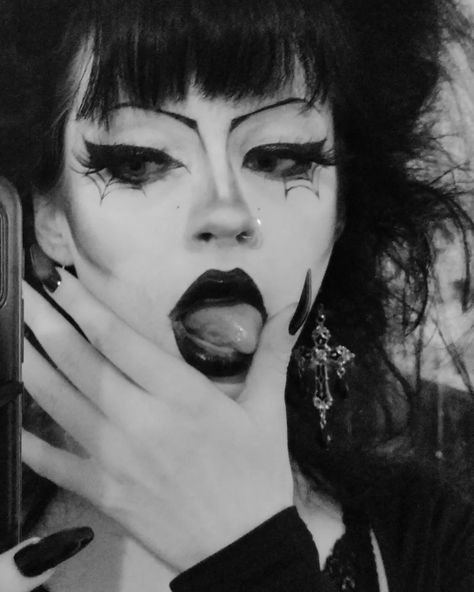 Blonde Trad Goth, Goth Liner, Trad Goth 80s, Black Goth Makeup, Goth 80s, Trad Goth Makeup, Goth Eye Makeup, Goth Subculture, Trad Goth