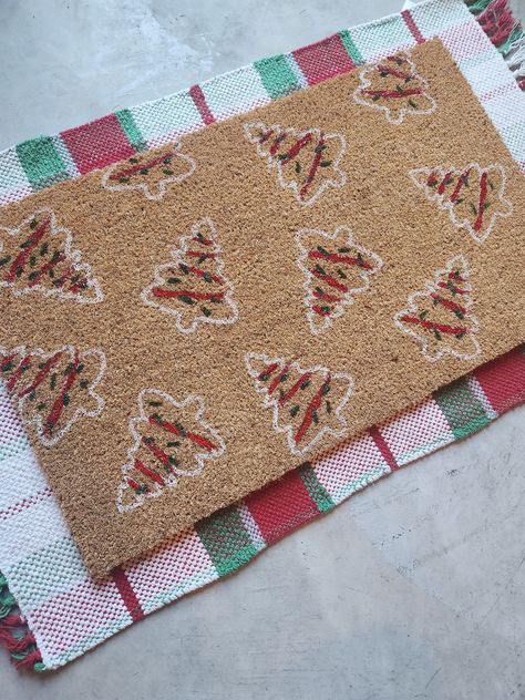 Christmas Mat Painting Ideas, Doormat Painting Ideas Christmas, Christmas Door Mat Painting, Painted Christmas Door Mat, Christmas Rug Diy, Diy Christmas Mat, Christmas Doormat Diy, Christmas Door Mat Ideas, Doormat Painting