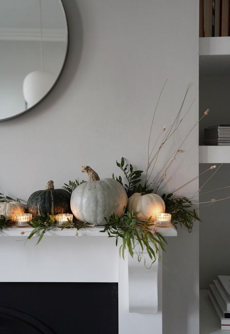 Modern Fall Decor, Halloween Decor Diy, Halloween Mantle, Casa Halloween, Tafel Decor, Fall Decor Inspiration, Interior Vintage, Halloween Tattoo, Fall Deco