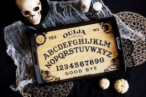 Diy Ouija Board, Spooky Dinner, Halloween Party Planning, Dinner Centerpieces, Halloween Party Table, Skull Candle Holder, Halloween Tablecloth, Fabulous Diy, Tray Diy