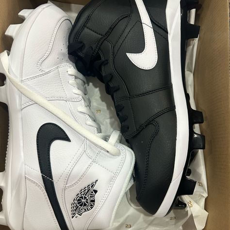 Jordan Baseball Cleats 10.5 White Black Mismatched New Custom Football Cleats, Jordan Cleats, Black And White Jordans, Latest Jordans, Softball Stuff, Softball Cleats, Baseball Stuff, High Top Basketball Shoes, White Jordans