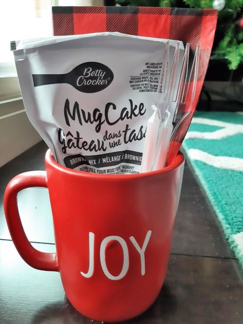 Putting gifts in a mug is the fun way to celebrate any occasion! Here are 3 cute, simple and budget friendly gift in a mug ideas for you to try. Stuffed Coffee Mug Gift Ideas, Mug Fillers Gift Ideas, Christmas Mug Gift Ideas Filled, Coffee Mug Gift Ideas Filled Diy, Mug Gifts Ideas Filled, Gift In A Mug, Gift Mug Ideas, Mug Ideas, Mug Gift Ideas