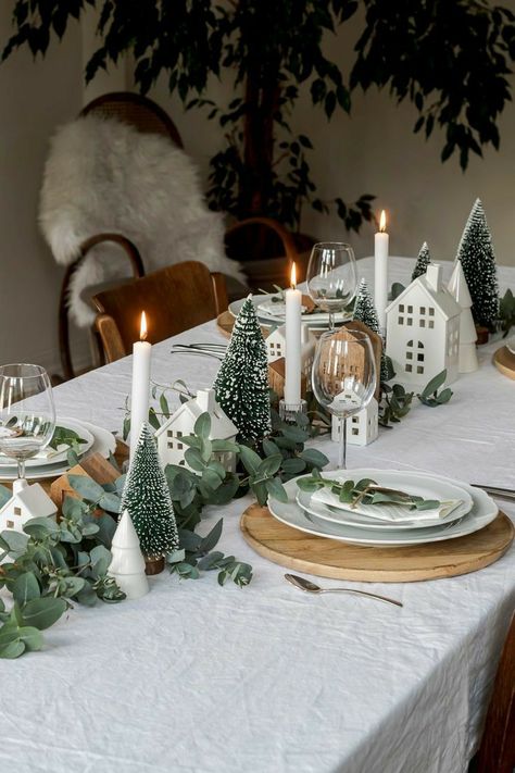 Decoration Christmas Table, Christmas Table Cricut, Christmas Table Settings Ideas Simple, Simple Christmas Table Decor, Simple Christmas Table Settings, Table Christmas Decorations, Simple Christmas Table, Christmas Decorations Table, Table Decorations Christmas