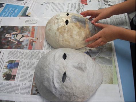 How To Make A Paper Mache Mask- Great Family Craft Project - Bond With Karla Paper Mache Heads, Paper Mache Balloon, Diy Paper Mache, Paper Mache Projects, Paper Mache Mask, Mascaras Halloween, Paper Balloon, Making Paper Mache, Paper Mache Clay