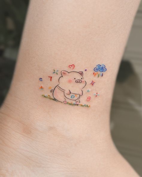 Bé ỉn 🐷🌻✨🥰 𝓉𝓊𝓃𝒶𝒶, 𝓌𝒾𝓉𝒽 𝓁ℴ𝓋ℯℯ~ #tunaatattoo #tattoo #tattoo2me #tattoostyle #tattoodesign #tattooideas #tattooidea #tattoogirl #girltattoo #minitattoo #colortattoo #minitattoo #tattooartist #tattooart #tattooist #tattooer #tattooing #tunaaink #vietnam #ribbon #ribbontattoo #bow #bowtie #bowtattoo #pink #pigtattoo #pig Cute Pig Tattoo Ideas, Cute Pig Tattoo, Pig Tattoo Ideas, Pig Tattoos, Drum Tattoo, Pig Tattoo, Small Pigs, Ribbon Tattoos, Bow Tattoo