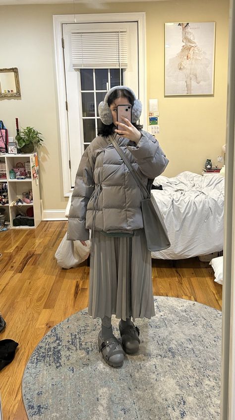 Gray Puffer Jacket Outfit, Pleated Skirt Winter Outfit, Grey Pleated Skirt Outfit, Grey Maxi Skirt Outfit, Long Puffer Jacket Outfit, Pleated Skirt Winter, Winter Maxi Skirt Outfit, Gray Skirt Outfit, Long Grey Skirt