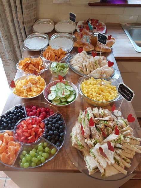 Cheap Food Ideas For Party, Outside Party Food, Sweet 16 Food Ideas Dinners, Simple Birthday Party Food, Easy Dinner Ideas Vegetarian, Party Table Set Up, First Birthday Party Food Ideas, Party Food Snacks, Dessert Bread Recipes