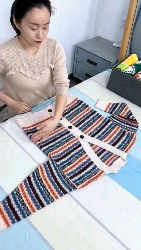 Easy Diy Clothes, Diy Clothes Hacks, Packing Hacks Clothes, Shirt Folding, Packing Clothes, Clothes Organization Diy, Organisation Hacks, Diy Clothes Life Hacks, Folding Clothes