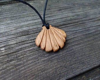 Art Sculpture En Bois, Wood Necklace Pendant, Wood Jewelry Diy, Wooden Jewelery, Wood Jewelery, Dremel Wood Carving, Seashell Pendants, Wooden Bear, Carved Pendant