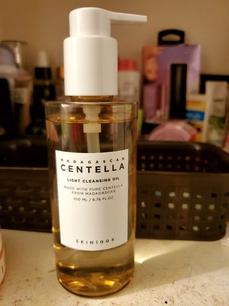 Cleansing oil made of centella asciatica to remove makeup,dirt and clogged pores and sebum from the skin as a very first step while washing the face .cleansing oil should be emulsified btw the palms 🤲 and then massage ur face about a minute and then wash it off.. The Best Cleanser, Cleanser For Dry Skin, Best Cleansing Oil, Skin 1004, Best Cleanser, Madagascar Centella, Oil Based Cleanser, Clogged Pores, Cleansing Oil