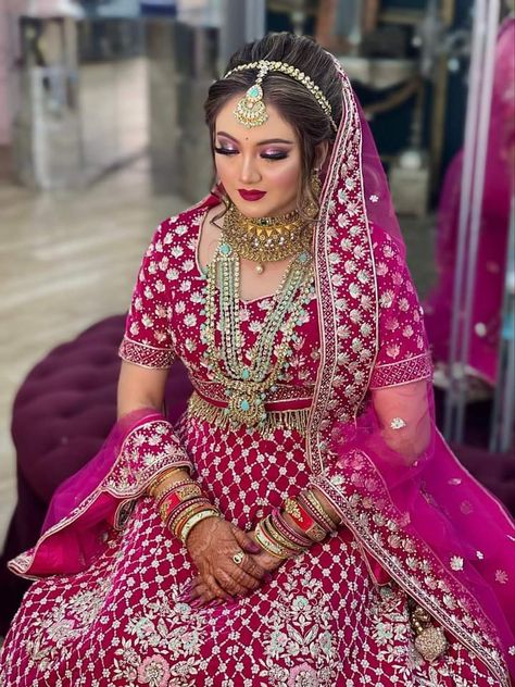 Pink Lehenga Bridal Makeup Look, Rani Pink Lehenga Jewellery Ideas, Pink Lehenga Bridal Makeup, Front Bun Hairstyles, Holud Bride, Jewellery Set For Bride, Pakistani Makeup Looks, Indian Bridal Wear Red, Fancy Dress Patterns