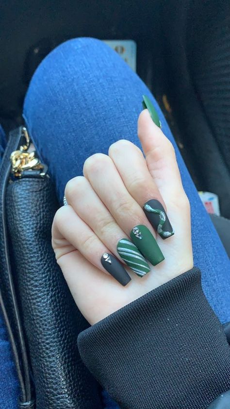 Slytherin Inspired Nails, Slytherin Nails, Harry Potter Nails Designs, Potter Nails, Harry Potter Nail Art, Harry Potter Nails, Stile Harry Potter, Art Harry Potter, Cute Nail Colors