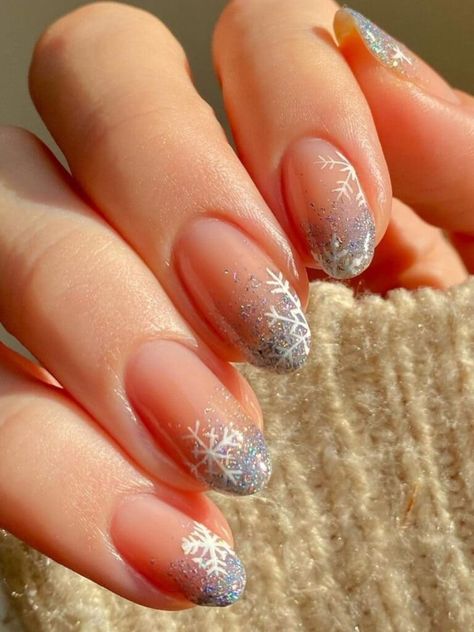 Nail Noel, New Years Nail Designs, New Years Eve Nails, Snowflake Nail Art, Silver Nail, Winter Nails Acrylic, Cute Christmas Nails, Christmas Gel Nails, Cute Nail Art Designs