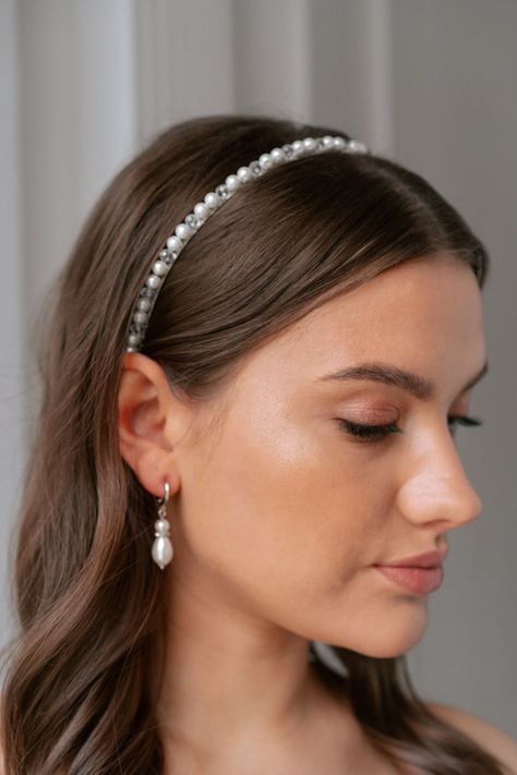 Dainty Bridal Headband, Simple Bridal Hair Accessories, Simple Wedding Headband, Simple Hair Piece, Pearl Headband Hairstyles Wedding, Pearl Headband Wedding Short Hair, Bridal Hair Pearl Headband, Simple Bridal Hairstyles Down, Curled Hair With Pearl Headband