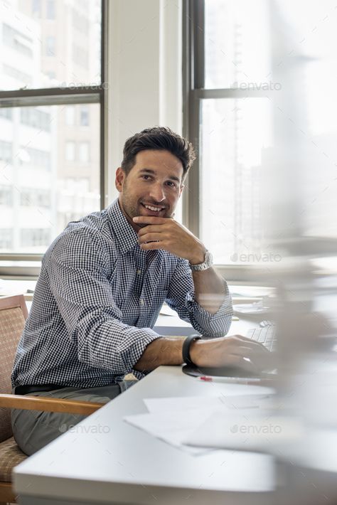 Corporate Headshot Poses, Business Man Photography, Photography Office, Business Portrait Photography, Headshot Poses, Corporate Portrait, Man Office, Portrait Photography Men, Office Life