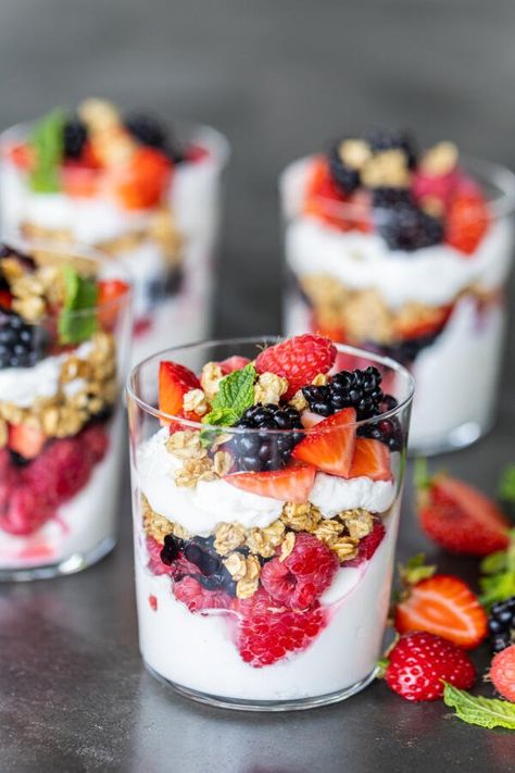 Yogurt Parfaits (with Varieties) - Momsdish Yogurt Parfait Cups, Yogurt Parfait Bar, Breakfast Yogurt Parfait, Sweet Brunch, Yogurt Parfaits, Granola Parfait, Parfait Cups, Yogurt Breakfast, Parfait Recipes