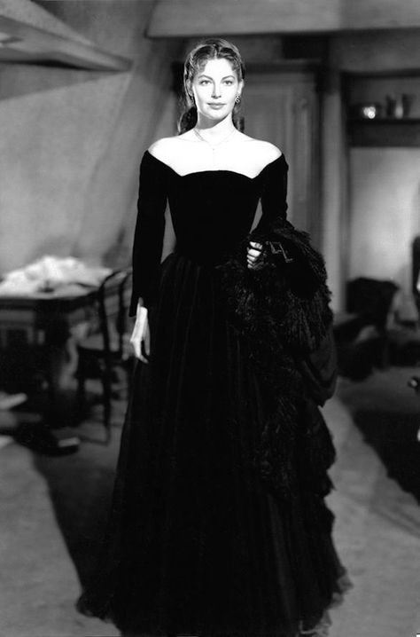 Ava Gardner Ava Gardner Dress, Ava Gardner Outfits, 50s Actresses, Ava Gardener, Structured Dresses, Outrageous Fashion, Vintage Actresses, Elisabeth Shue, Soft Dramatic