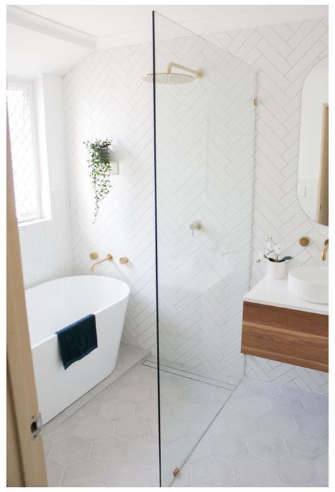 Small Bathroom With Bath, Bathroom With Shower And Bath, Shower Bath Combo, Small Bathroom With Tub, Wet Room Bathroom, Ideas Baños, Small Bathroom Layout, Small Bathroom With Shower, Small Bathroom Interior