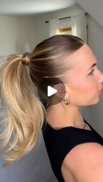 Olivia DeMuro on Instagram: "Loveeee a textured ponytail for any big event ✨ . . . #sleekponytail #hairtutorial #hairtutorials #hairtutorialsvideos #hairhowto" Sleek Pony Tailed Hairstyle, Cute Hairstyles For Medium Hair Slick Back, Slick Back Pointy Tail, Low Slicked Ponytail, Slick Parted Ponytail, What Products To Use For Sleek Ponytail, Modern Ponytail Hairstyles, Khloe Kardashian Updo, Middle Parting Ponytail