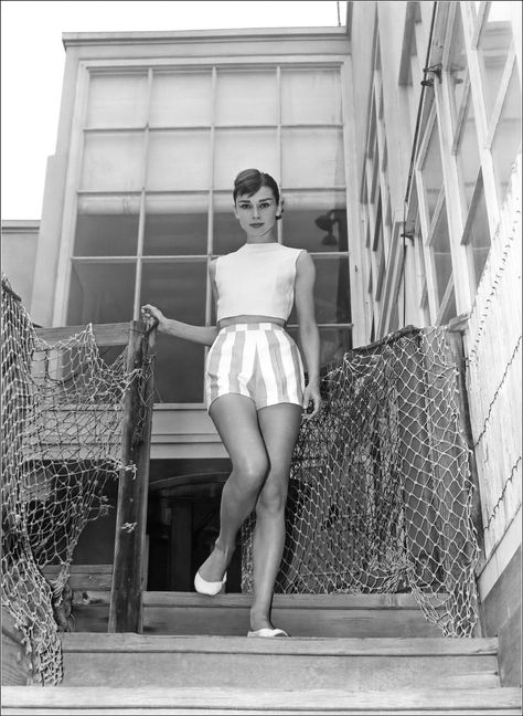 Audrey Hepburn on vacation at her rented beach house in Ma… | Flickr Audrey Hepburn Outfit, Illustration Model, Audrey Hepburn Photos, Audrey Hepburn Style, Decor Photography, Hepburn Style, Look Retro, Stevie Nicks, Brigitte Bardot