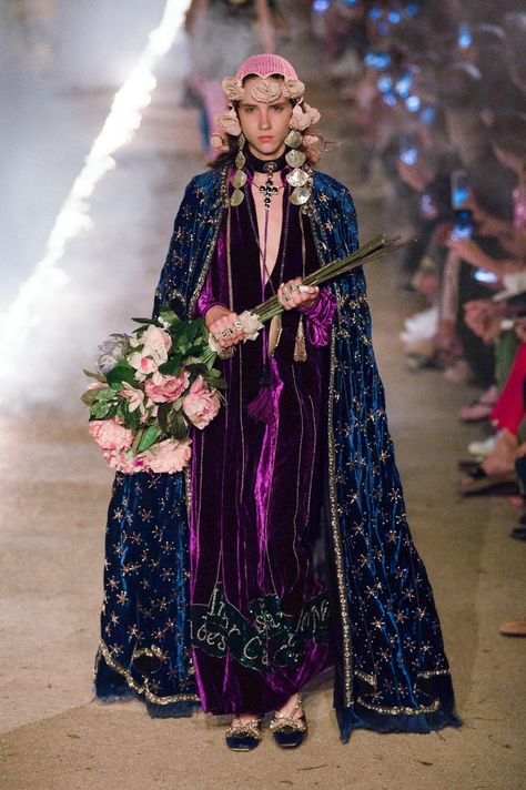 Gucci | Cruise 2019 | Look 12 Gucci Dress Runway, Fashion Week 2020 Runway, 90s Fashion Runway, Gucci Fashion Show, Runway Fashion Vintage, Runway Fashion 2020, Winter Cruise, Gucci Cruise, Gucci Runway