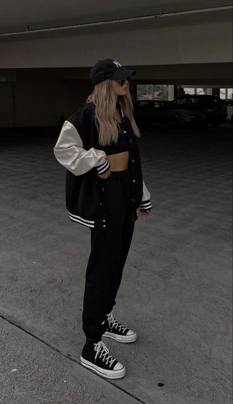 Sweat Set Outfits, Varsity Jacket Outfit, Fashion Infographic, Outfit Street Style, Street Style Aesthetic, Snow Sculptures, Looks Country, Joggers Outfit, Black Converse