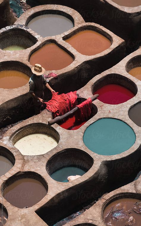 Fez Travel, Chai Time, Morocco Aesthetic, Fes Morocco, Moroccan Aesthetic, Man Working, Moroccan Art, Moroccan Culture, Handmade Paint