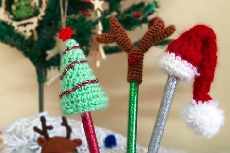 Pencil Topper Crochet Free Pattern, Crochet Pencil Toppers Free Pattern, Pencil Toppers Crochet, Pencil Gnome Crochet Pattern, Christmas Pencil Toppers, Crocheted Pencil Toppers, Bookish Crochet, Free Crochet Patterns For Christmas, Crochet Pencil Toppers