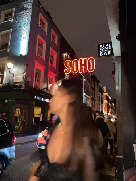 London Aesthetic Lifestyle, Soho Photo Ideas, Dream Life London, London Night Out Aesthetic, London Aesthetic Picture Ideas, London Photoshoot Aesthetic, London Night Life Aesthetic, Soho London Nightlife, London Instagram Aesthetic