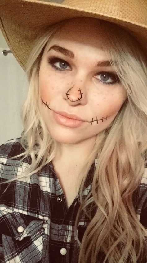 Easy Scare Crow Halloween Makeup, Last Minute Scarecrow Costume, Homemade Scarecrow Costume Women, Easy Diy Scarecrow Costume For Women, Scare Crow Makeup Cute Simple, Scar Crow Makeup, Scarecrow Womens Costume, Easy Scarecrow Makeup Last Minute, Scarecrow Makeup Pretty Easy