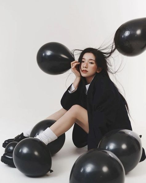 Birthday Photoshoot Professional, Black Balloon Photoshoot, Korean Style Photoshoot, Black Balloons Photoshoot, Birthday Photoshoot Ideas Studio, Douyin Nails Almond, Eye Makeup Douyin, Makeup Tutorial Douyin, Douyin Hairstyle