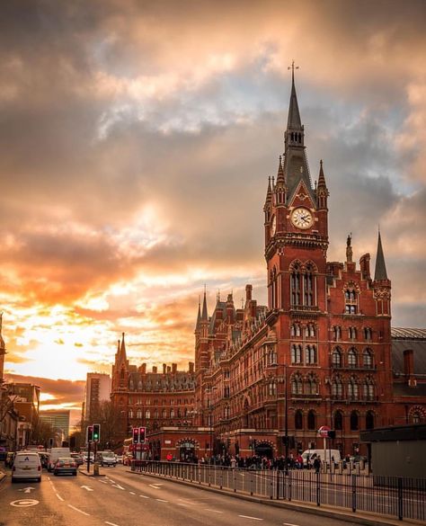 St Pancras International Winter London, St Pancras Station, London Overground, St Pancras, Train Stations, 2025 Vision, England Uk, Railway Station, Travel Goals