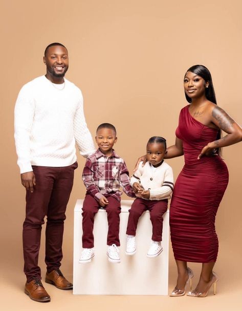 Matching Family Christmas Outfits, Christmas Outfits Ideas, 2023 Photoshoot, Family Christmas Pictures Outfits, Fall Family Outfits, Christmas Pictures Outfits, Family Portrait Outfits, Family Photo Colors, Christmas Family Photoshoot