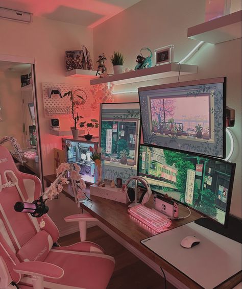 aesthetic pc setup Three Monitor Setup, Streaming Office Ideas, Streamer Room Setup, Streamer Office Ideas, Streamer Room Aesthetic, Streaming Setup Ideas Aesthetic, Streamer Office, Streamer Desk Setup, Streamer Bedroom