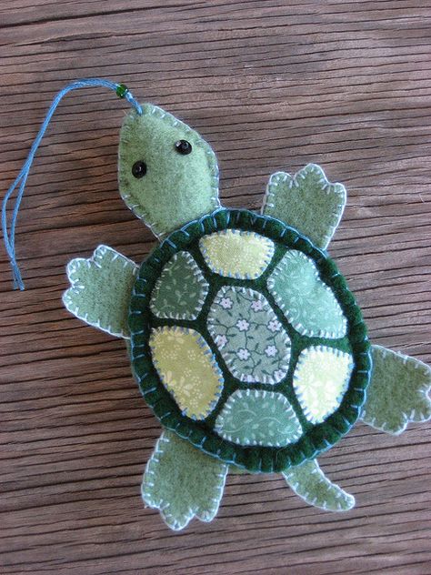 Turtle Felt                                                                                                                                                     More Felt Turtle, Bookmark Diy, Turtle Crafts, Felt Christmas Decorations, Felt Embroidery, Felt Patterns, Felt Decorations, Felt Christmas Ornaments, Wool Crafts