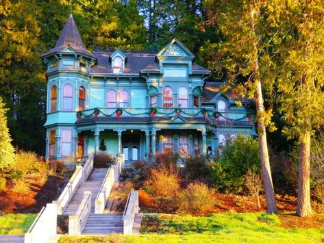 2. Shelton McMurphey Johnson House (Eugene) Places To Visit Oregon, Shaniko Oregon, Oregon Halloween, Portland Oregon Living, Nevada Landscape, Lebanon Oregon, Utah Arches, Crater Lake Oregon, Johnson House