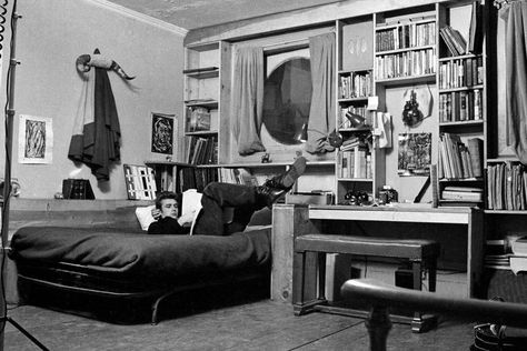 James Dean’s studio apartment on West 68th Street in New York City was furnished with bohemian casualness. Old Hollywood Decor, Vintage Mansion, Dennis Stock, Hollywood Decor, Jimmy Dean, Old Apartments, Manhattan Apartment, New York City Apartment, Tim Walker