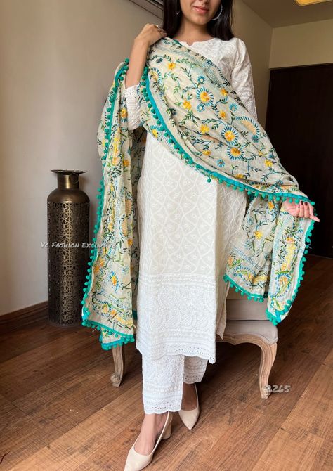 Stylish Cotton Sarees, Phulkari Outfit Ideas, Chikan Kurta Designs Women, Kurti Sets For Women Cotton, Trending Kurtas For Women, White Kurta Styling, Chikankari Kurta Designs, Kurti Ootd, Cotton Chikankari Kurta