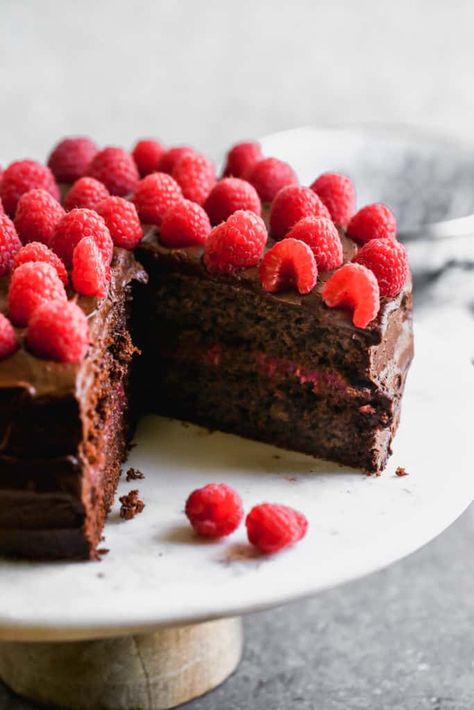 Chocolate Cake Raspberry Filling, Chocolate Cake With Raspberry Filling, Raspberry Cake Filling, Chocolate Cake With Cream Cheese, Chocolate Raspberry Cake Recipe, Raspberry Cake Recipes, Modern Honey, Sweet Whipped Cream, Chocolate Raspberry Cake