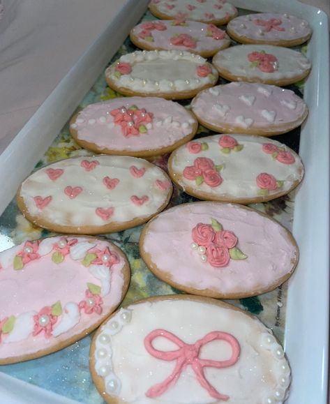 Decorated Baked Goods, Coquette Sugar Cookies, Bow Sugar Cookies, Coquette Cookies, Bow Cookies, Girly Cookies, Pink Sweets, Fancy Cupcakes, Pink Cookies