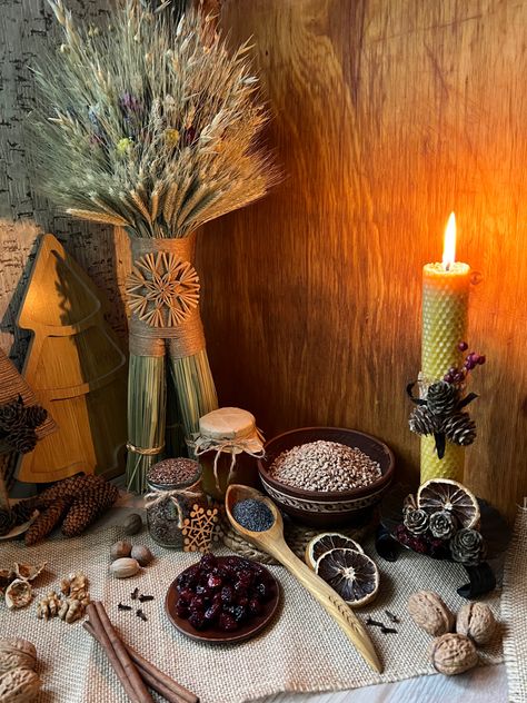 Ukrainian Mythology, Ukrainian Christmas, Dry Plants, Christmas Feeling, Yule, Christmas Table, Plant Decor, Motion Design, Christmas Eve