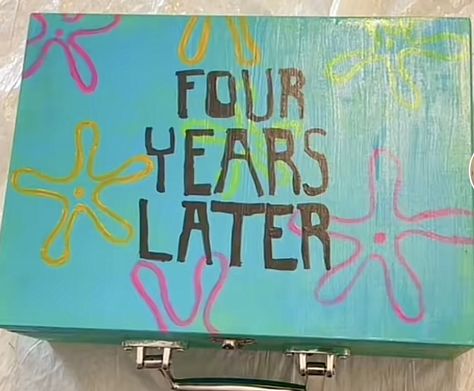 Freshman Shoe Box Ideas, Sophomore Memory Box Ideas, Senior Keepsake Boxes, Freshman Box Ideas Painted, Senior Box Ideas 2025 Disney, Freshmen Year Memory Box Ideas, High School Memory Box Ideas, High School Memory Box Ideas Diy, Freshman Boxes