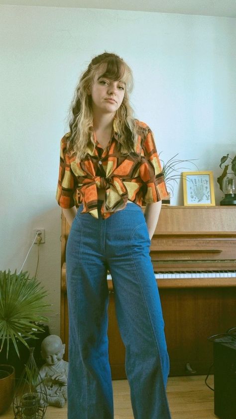 70s Aethstetic Fashion, 60s Outfits With Pants, Modern 70s Fashion Inspiration, 2010s Womens Fashion, 80s Flare Jeans Outfit, 70s Womens Fashion Summer, Groovy 70s Outfit Women, Female 70s Fashion, 70s Outfits Jeans