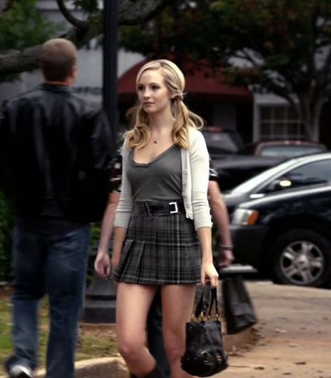 Caroline Forbes - The Vampire Diaries Vampire Diaries Season 1, Vampire Diaries Fashion, Stefan And Caroline, Vampire Diaries Outfits, Candice King, Fest Outfits, Tv Show Outfits, Vampire Diaries Cast, Caroline Forbes