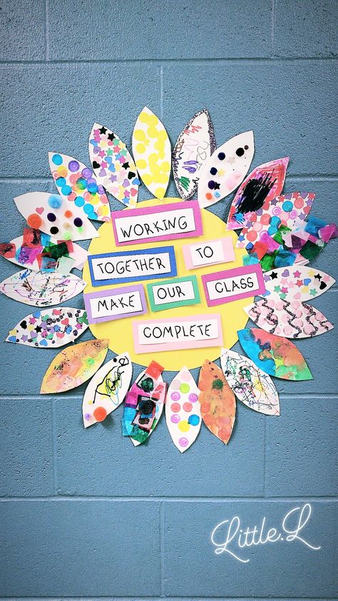 Classroom Community Art Projects, Working Together Crafts Preschool, Friendship Bulletin Board Ideas Preschool, Making Friends Art Preschool, Friends Art Preschool, Student Decorated Classroom, Collaborative Preschool Art, Group Art Preschool, Art Collaboration Ideas